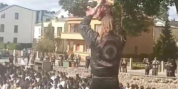 Kaunas'ta motosikletçilerden cami önünde domuz başı provokasyonu