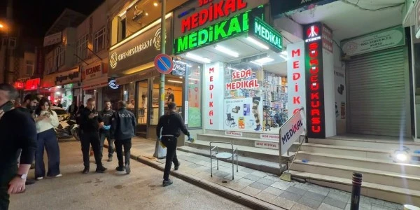 Ümraniye'de motosikletli şüphelilerden iş yerine silahlı saldırı