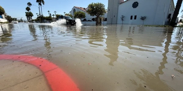Rachel Fırtınası California kıyılarında taşkınlara neden oldu