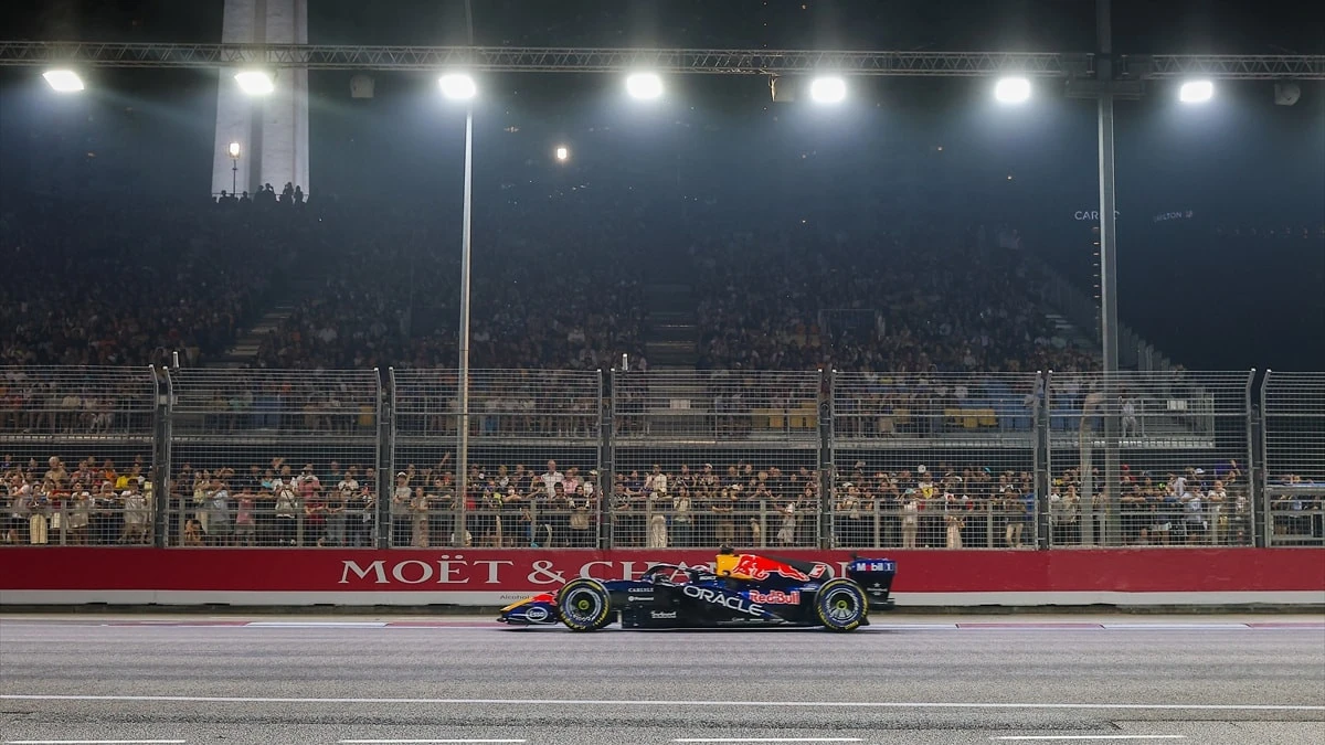 Verstappen, Singapur Grand Prix’sine pole pozisyonunda başlayacak