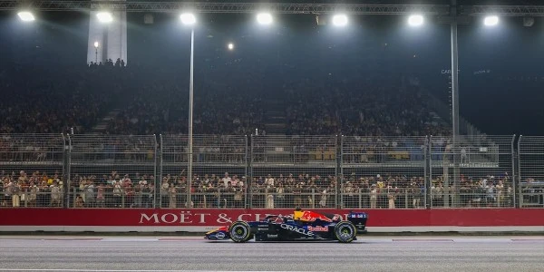 Verstappen, Singapur Grand Prix’sine pole pozisyonunda başlayacak