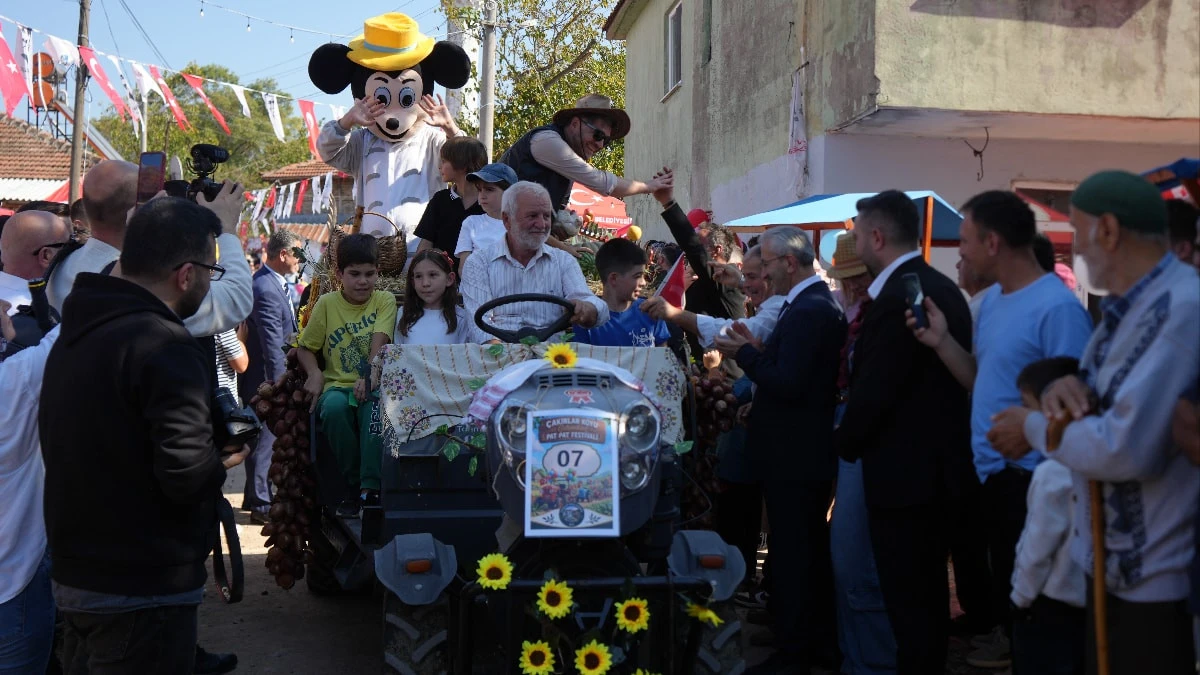 Kocaeli’de süslenen patpatlar festival konvoyunda renk kattı