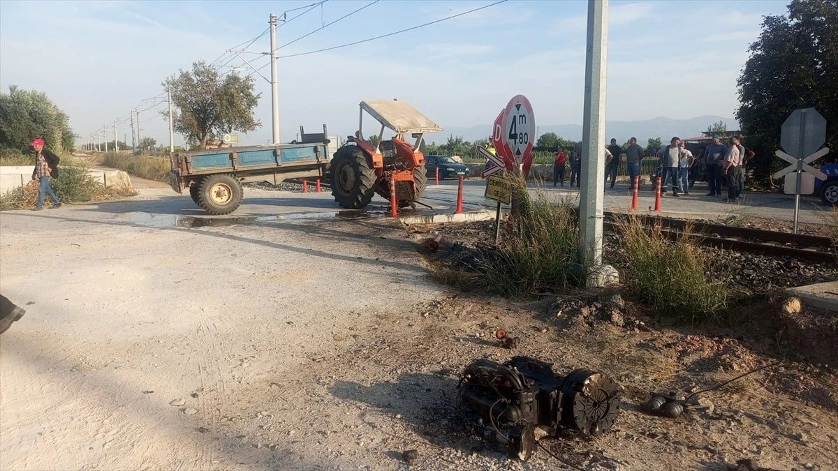 İzmir'de hemzemin geçitte tren traktöre çarptı: 2 kardeş yaralı