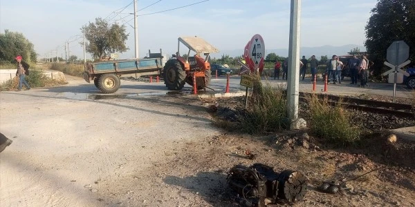 İzmir'de hemzemin geçitte tren traktöre çarptı: 2 kardeş yaralı