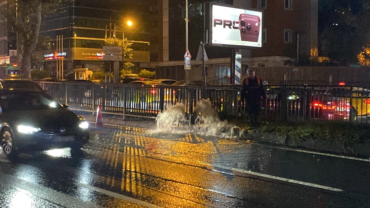 İstanbul'da Zincirlikuyu Alt Geçidi'ni su bastı, cadde göle döndü