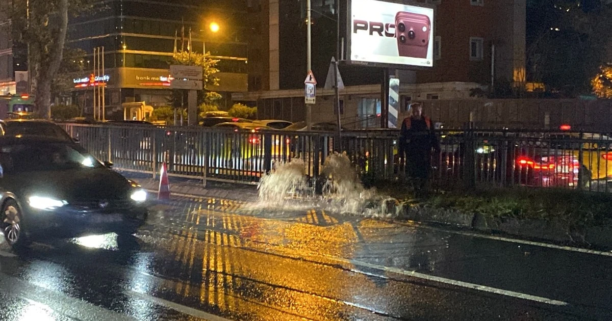 İstanbul'da Zincirlikuyu Alt Geçidi'ni su bastı, cadde göle döndü