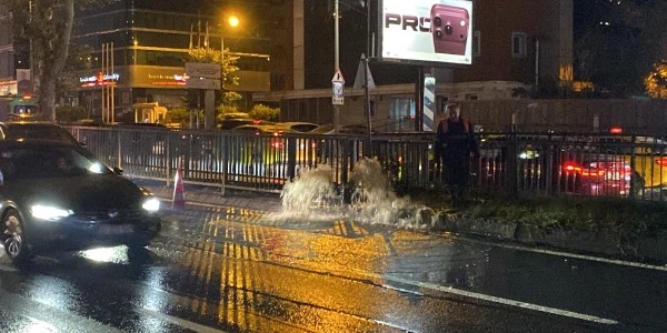 İstanbul'da Zincirlikuyu Alt Geçidi'ni su bastı, cadde göle döndü