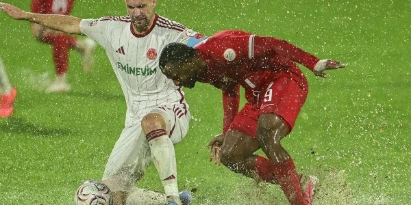 Ümraniyespor-Boluspor maçı yoğun yağış nedeniyle yarıda kaldı