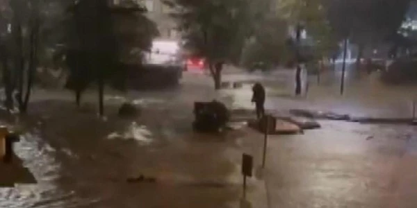 Sarıyer’de göle dönen caddede akıntıya kapılmamak için yüzdü