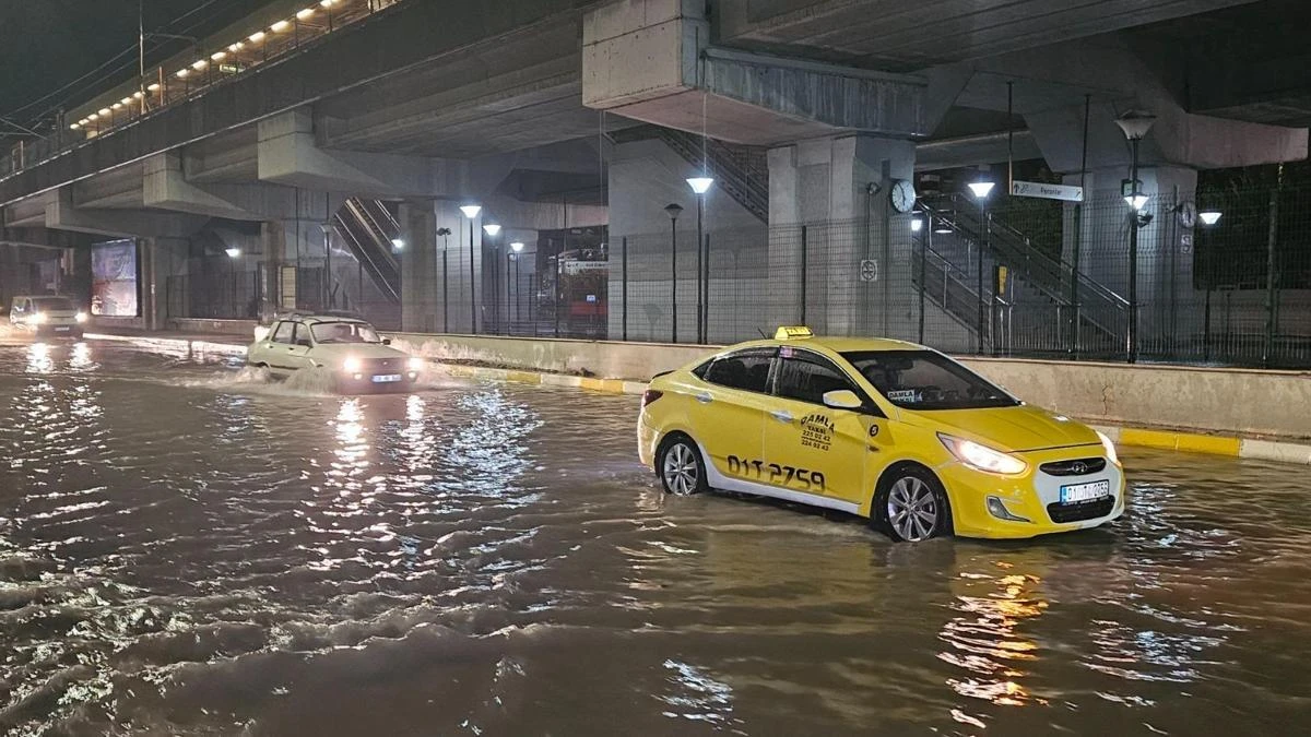 Adana'da sağanak yolları göle çevirdi, sürücüler ilerleyemedi