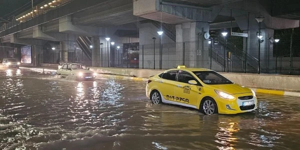 Adana'da sağanak yolları göle çevirdi, sürücüler ilerleyemedi