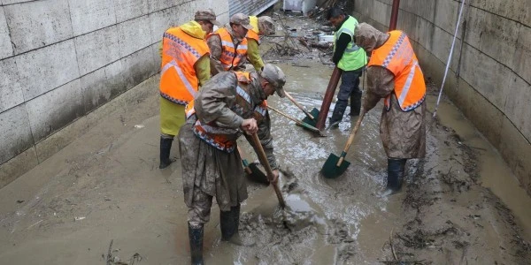 Ayazağa’da sel sonrası temizlik çalışmalarına jandarma desteği