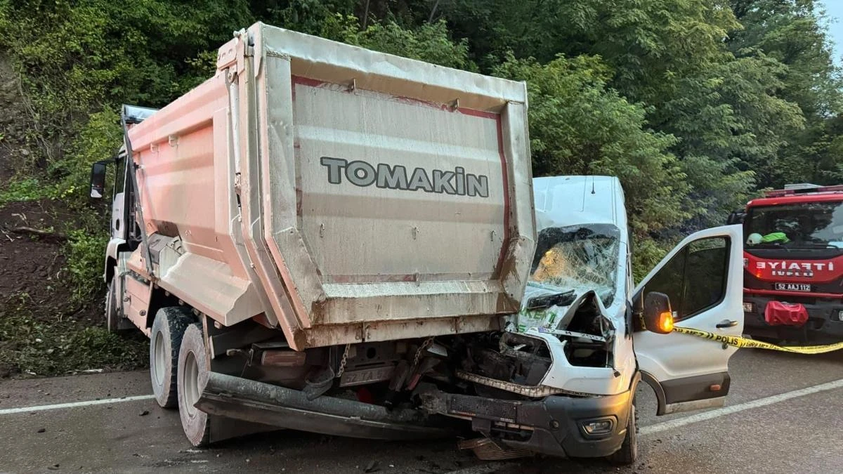 Ordu’da minibüs ile kamyon çarpıştı: 1 ölü, 23 yaralı
