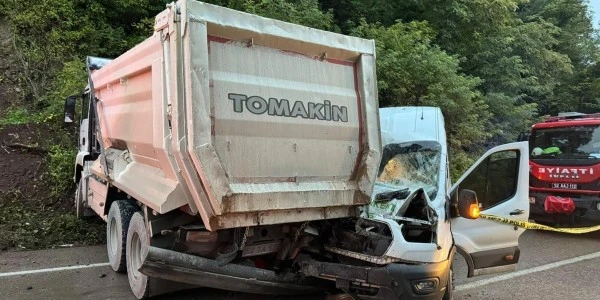 Ordu’da minibüs ile kamyon çarpıştı: 1 ölü, 23 yaralı