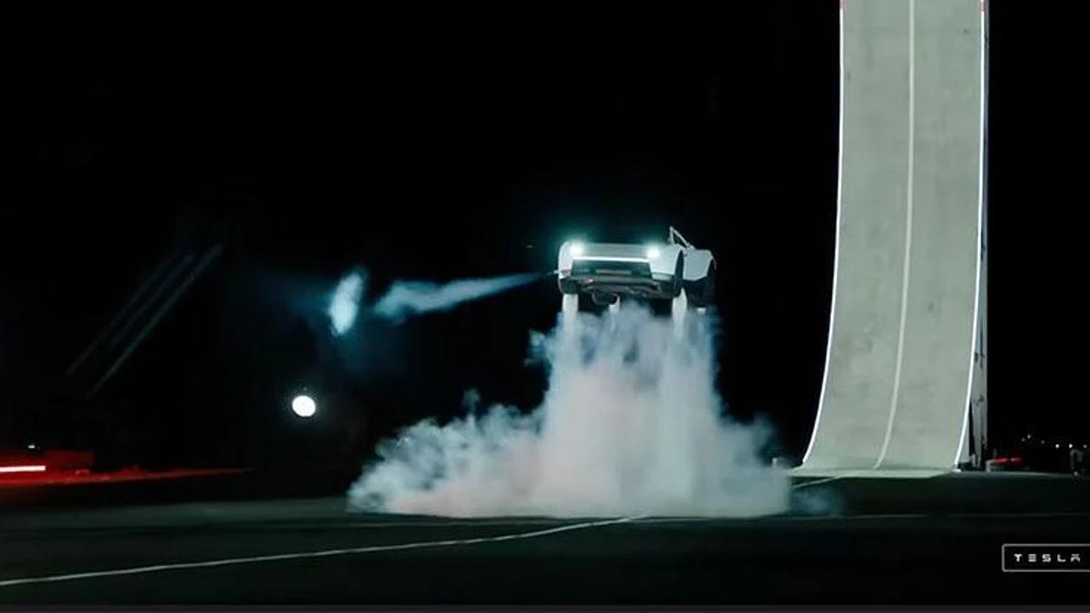 Tesla’nın uçan Roadster gösterisi: Performans ve soru işaretleri