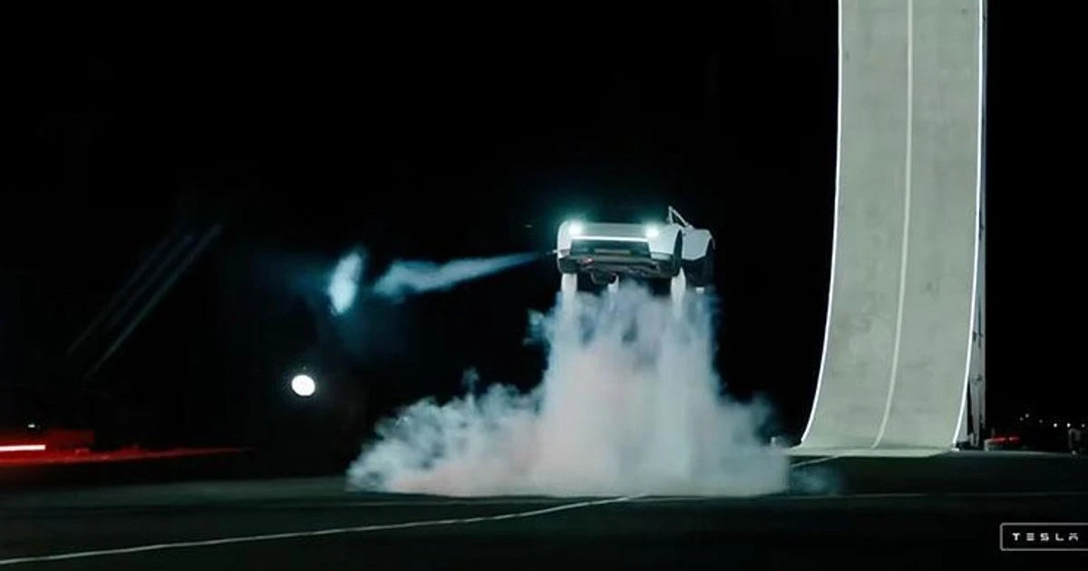 Tesla’nın uçan Roadster gösterisi: Performans ve soru işaretleri