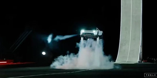 Tesla’nın uçan Roadster gösterisi: Performans ve soru işaretleri