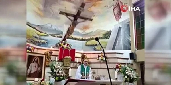 Ekvador’da ayin sırasında üzerine haç düşen rahip hayatını kaybetti