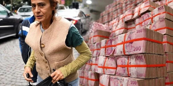 Yıldız Tilbe, habersiz yatırılan faizin gelirini ihtiyaç sahiplerine dağıttı