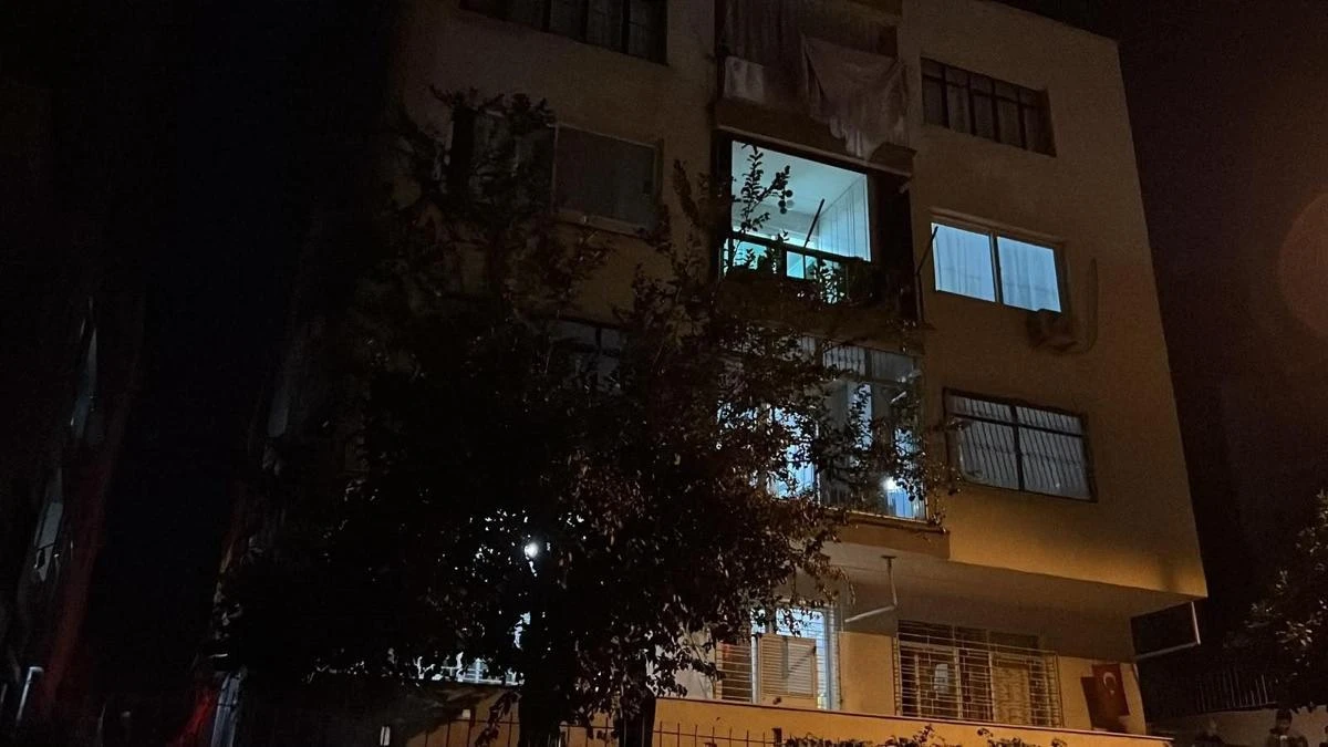 Mersin'de zeminde çökme yaşanan 3 katlı bina tahliye edildi