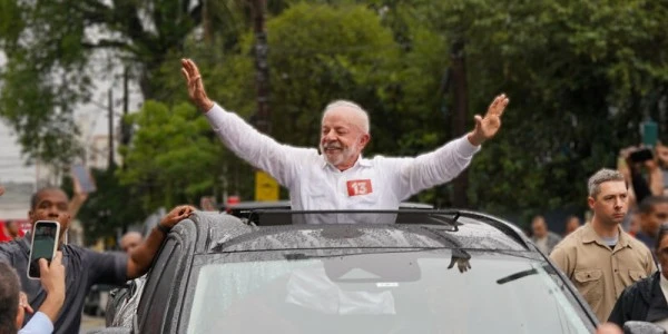 Lula da Silva, Brezilya'da seçim yarışını ikinci turda kazandı