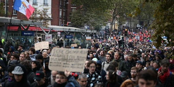 Fransa'da protestolar büyüyor: Yüz binlerce kişi sokağa çıktı