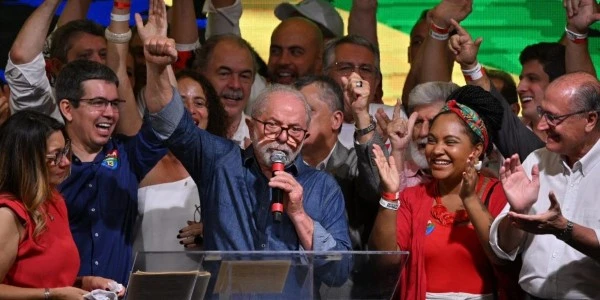 Brezilya’da Lula, Bolsonaro’yu 4 milyondan fazla oyla yendi