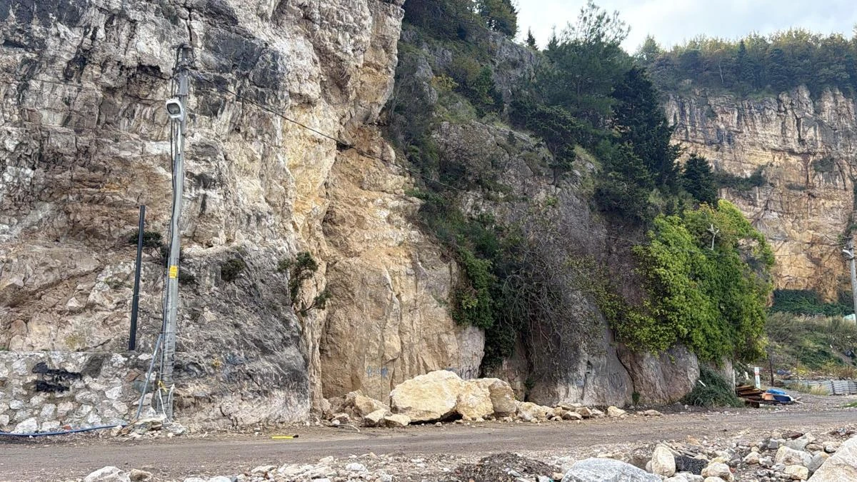 Amasra’da yamaçtan kopan kayalar yola düştü, bölüm kapatıldı