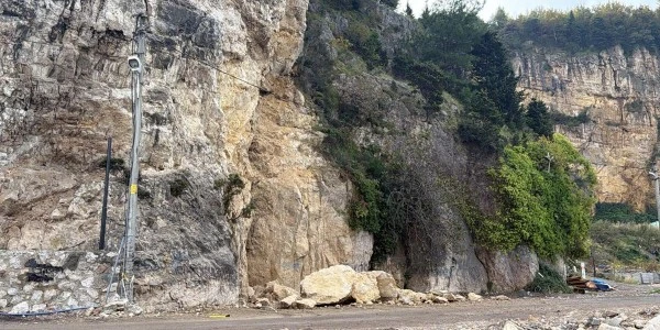 Amasra’da yamaçtan kopan kayalar yola düştü, bölüm kapatıldı