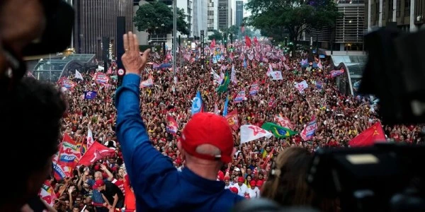 Lula, ilk turdaki farkı kapatıp Brezilya’da yeniden kazandı