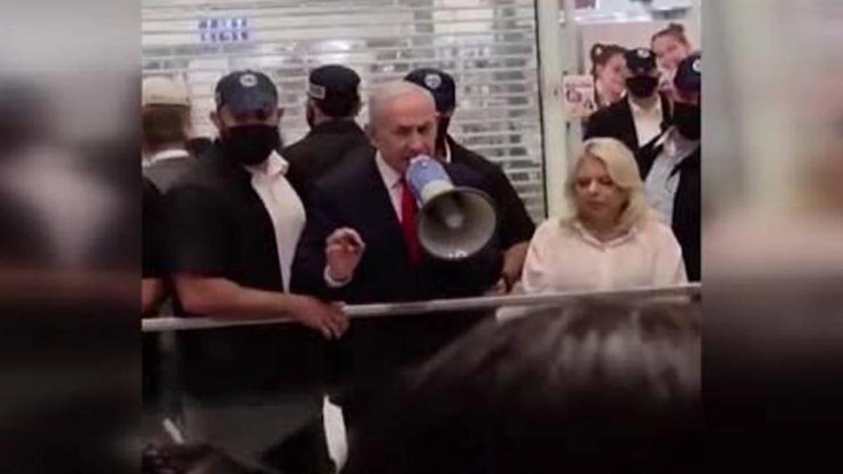 Netanyahu seçimlerin son saatinde AVM'de megafonla oy istedi
