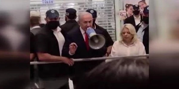 Netanyahu seçimlerin son saatinde AVM'de megafonla oy istedi