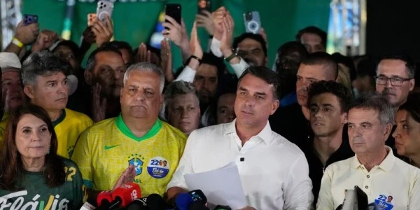 Seçimi kaybeden Flavio Bolsonaro, pasaport iptaline rağmen ABD’ye gitti
