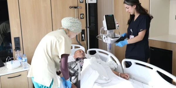 Akalazya nedeniyle 5,5 yıl sonra yeniden katı gıda yiyebildi