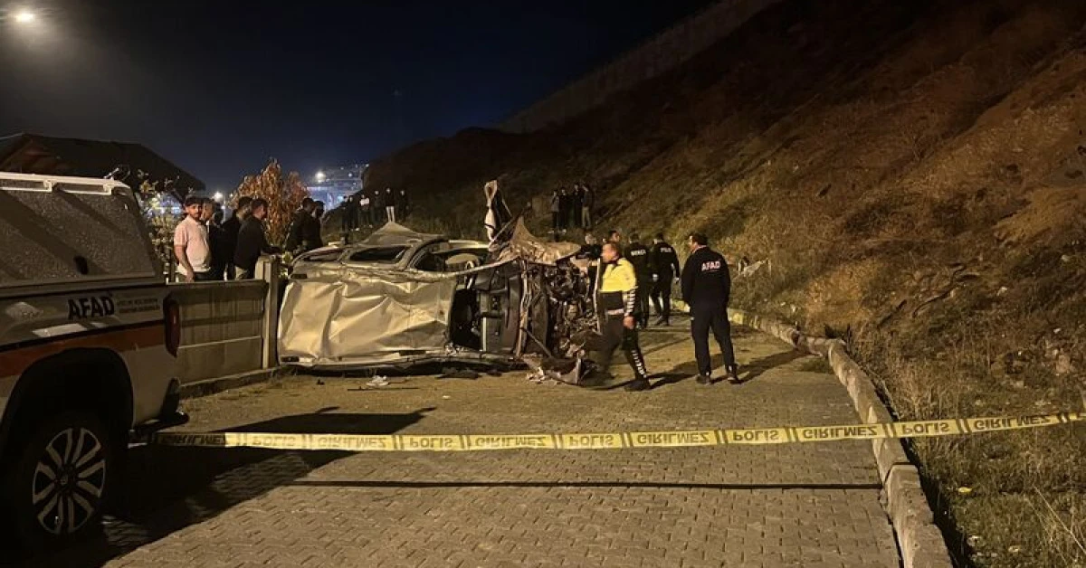 Erzurum'da hafif ticari araç devrildi: 2 kişi öldü, 2 yaralı