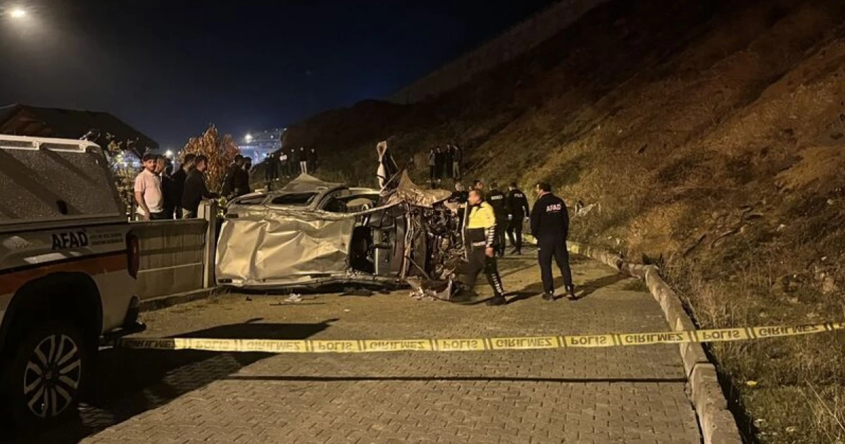 Erzurum'da hafif ticari araç devrildi: 2 kişi öldü, 2 yaralı