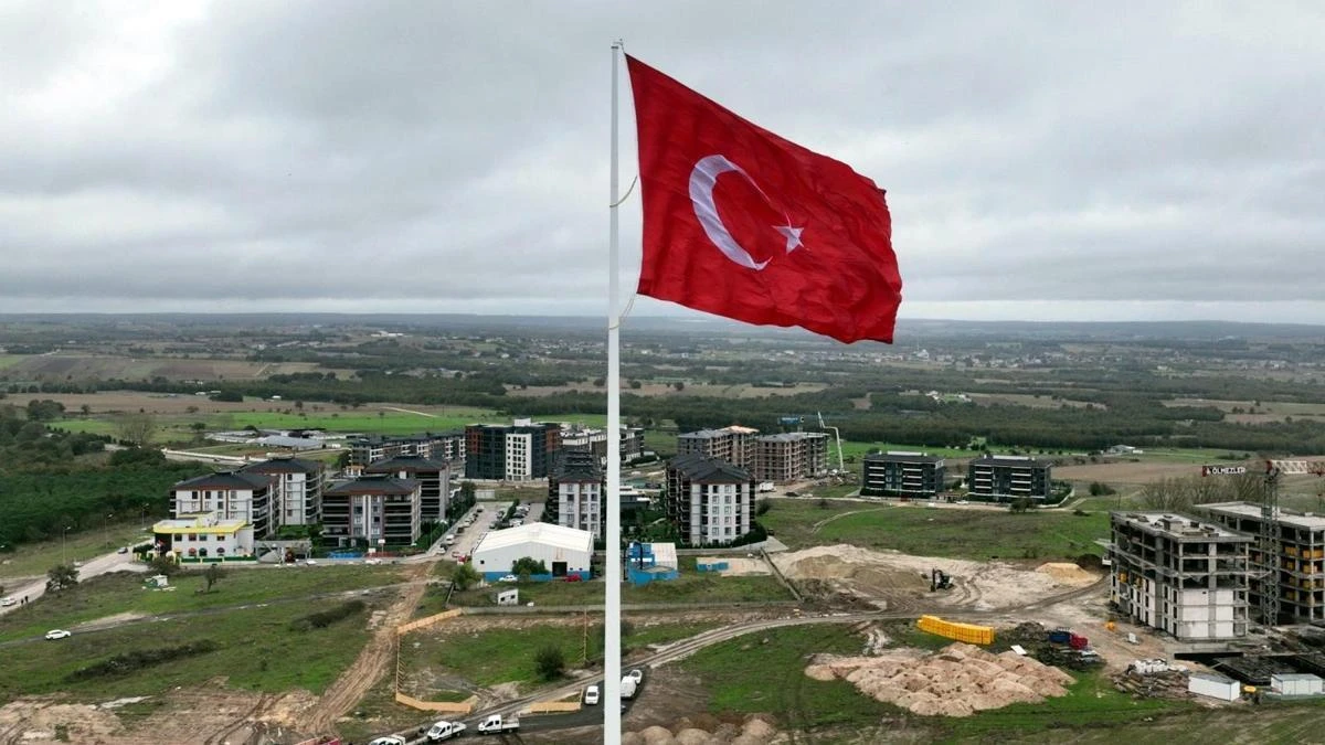 Çerkezköy’de 600 metrekarelik Türk bayrağı törenle çekildi