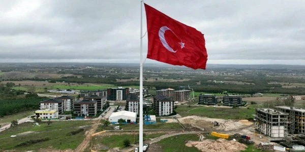 Çerkezköy’de 600 metrekarelik Türk bayrağı törenle çekildi