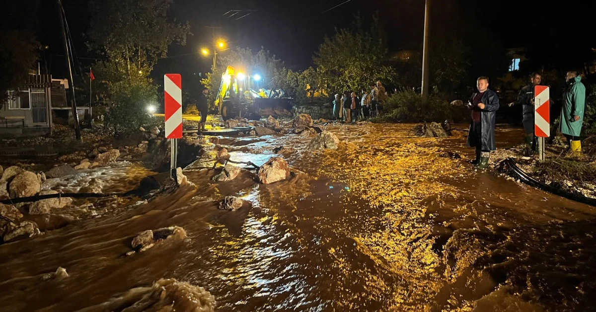 Antalya Demre'de sağanak sele yol açtı: Yollar molozla doldu