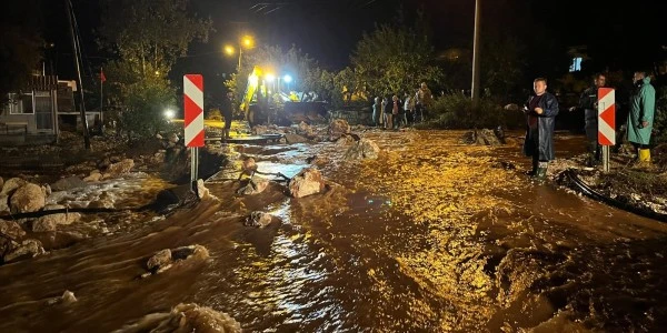 Antalya Demre'de sağanak sele yol açtı: Yollar molozla doldu