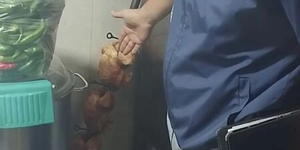 Hatay’da restoranda yaklaşık 15 kilo bozuk tavuk ele geçirildi