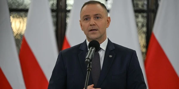 Polonya’da Anayasa Mahkemesi krizi: Nawrocki ülkeye dönüyor