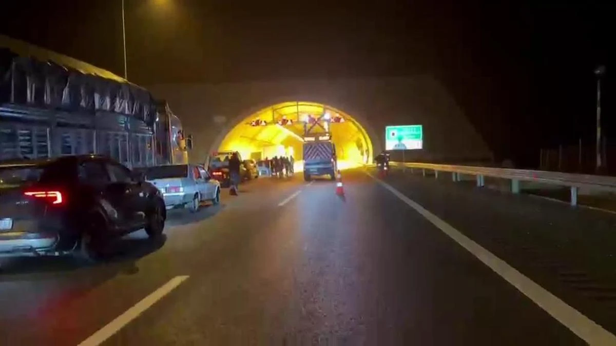 Kuzey Marmara Otoyolu’nda tünelde TIR yangını söndürüldü