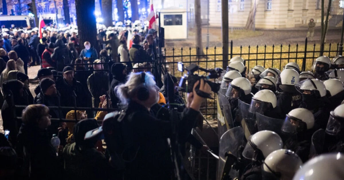 Polonya'da anayasal kriz: Mahkeme binası polis ablukasında