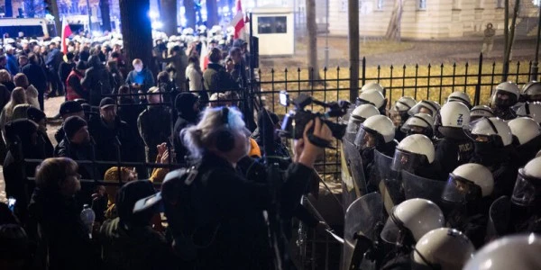 Polonya'da anayasal kriz: Mahkeme binası polis ablukasında